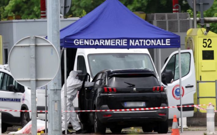 Во Франции неизвестные напали на фургон, в котором перевозили заключенного и убили полицейских