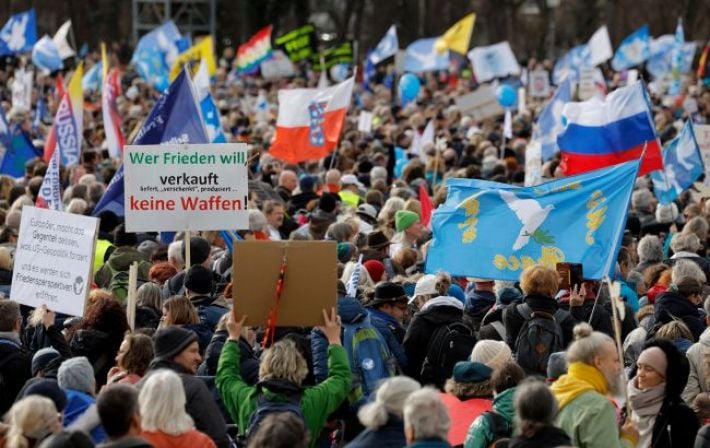 Российская военная разведка организовывала антивоенные митинги в Германии, - Bloomberg