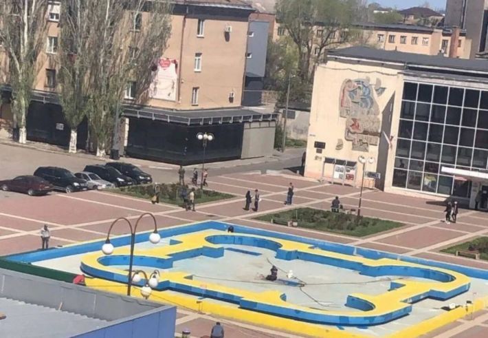 У центрі Мелітополя окупанти все ж таки вирішили зробити фонтан у квітах українського прапора (відео)