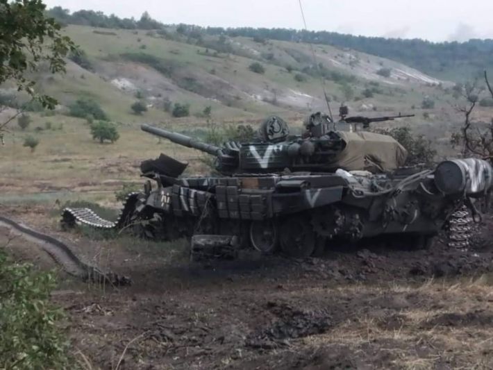 У Мелітополі рашисти не можуть впізнати згорілого в танку окупанта (фото)