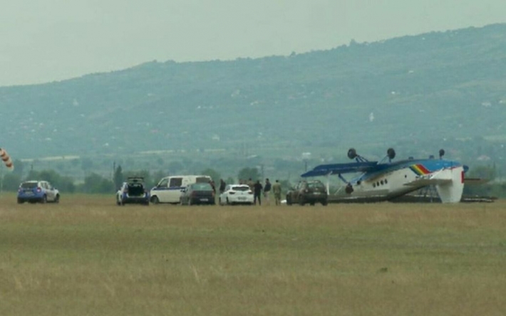 В Румынии перевернулся самолет после военных учений с десантниками: фото