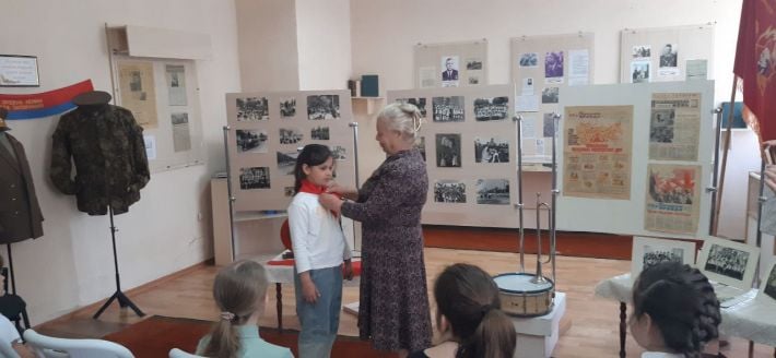 Окупанти зібрали пенсіонерок, щоб ті вчили дітей у Мелітополі речівкам і правильно зав'язувати піонерські краватки (фото)