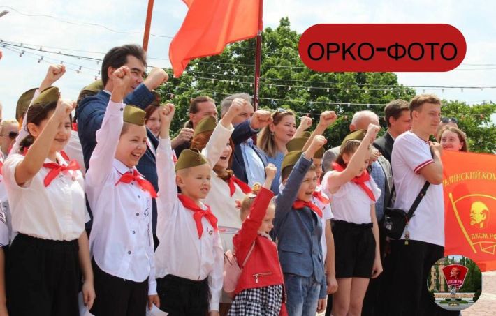 Красный маскарад - оккупанты переодели мелитопольских детей в пионеры (фото, видео)