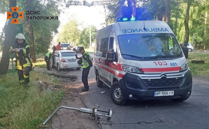 В Запорожье спасатели оказали помощь травмированному в результате ДТП водителю (фото)