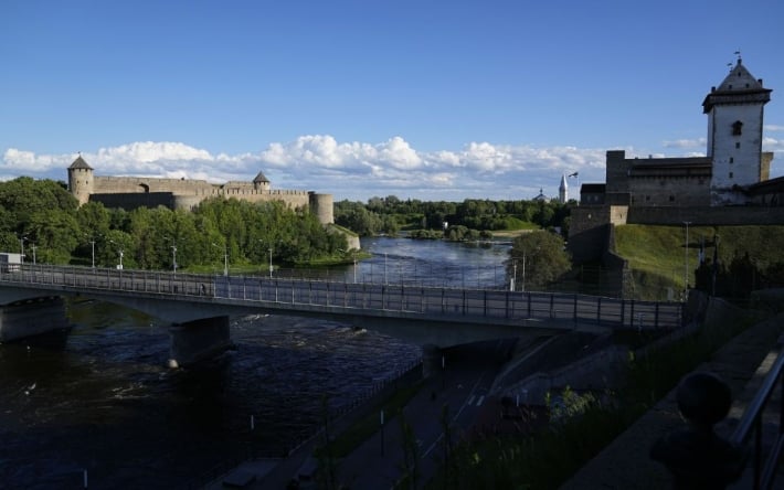 Росія раптом прибрала з річки Нарва естонські буї: яка причина і що це взагалі означає
