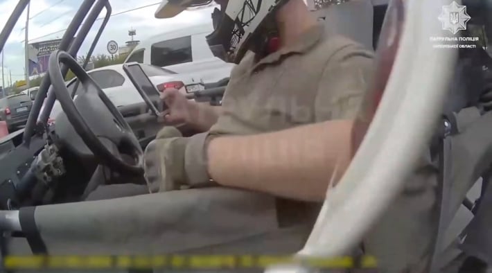 В Запоріжжі псевдоволонтер нахабно спілкувався з поліцейською (відео)