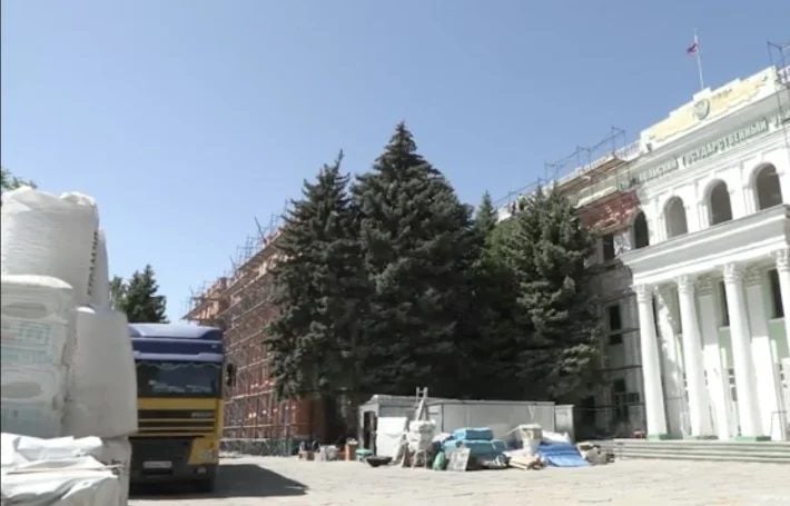 Приедет "дядя из Краснодара" с ним и разбирайтесь: в Мелитополе строителей на ремонте университета "кинули" подрядчики
