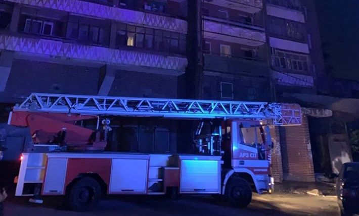 Ночью 33 спасателя тушили пожар в многоэтажном доме в Запорожье (фото)