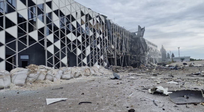 Сегодня враг разбомбил аэропорт в Запорожье (фото)