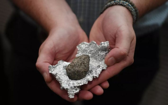 Впав біля будинку: у Великій Британій чоловік ймовірно знайшов частину метеориту (фото)