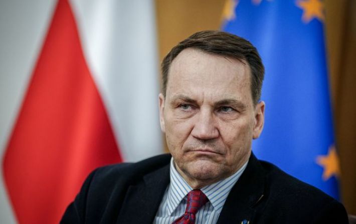 Польша не должна исключать отправку войск в Украину, - Сикорский