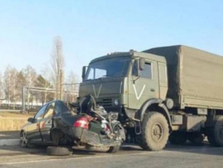 В оккупированном Мелитополе российский военный грузовик раздавил две легковушки с людьми (фото)