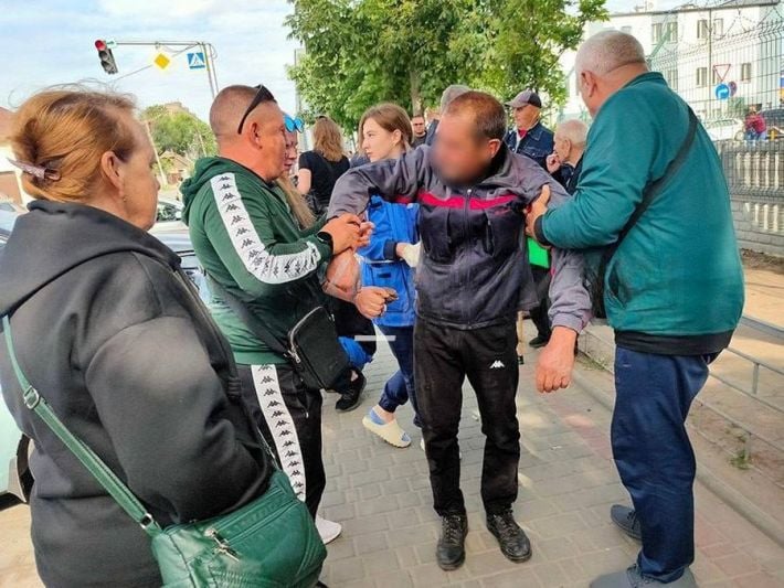 Едва не умер в очереди - в Мелитополе оккупанты пытают людей за право переоформить водительское удостоверение (фото, видео)