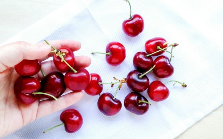 Самая популярная летняя ягода: врачи рассказали, кому нельзя есть черешню