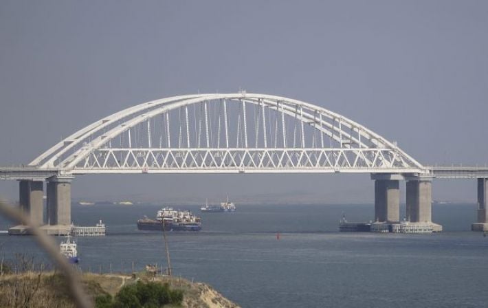 В оккупированной Керчи прогремели взрывы, Крымский мост перекрыт