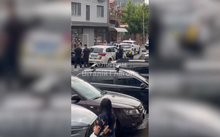 В Ужгороде мужчина угрожал взрывом в помещении банка: видео