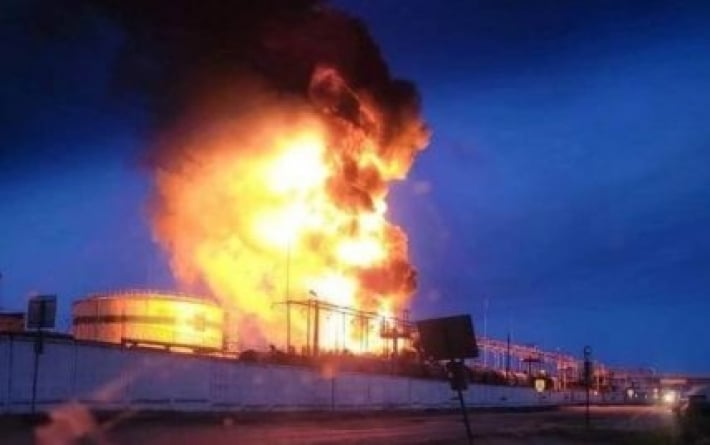 Атака на порт Кавказ в РФ: пожар на нефтебазе виден со спутников