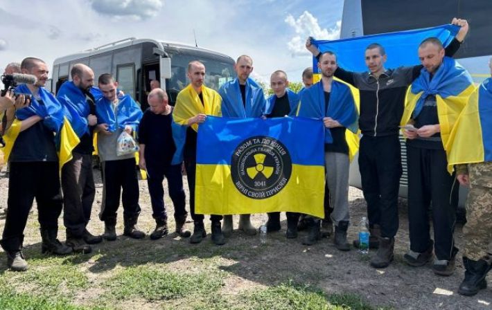 "Приветствуем дома". СБУ показала видео возвращения 75 украинцев из плена
