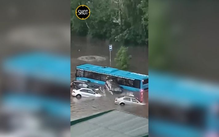 Москву затопило: на улицах авто утопают в воде (видео)