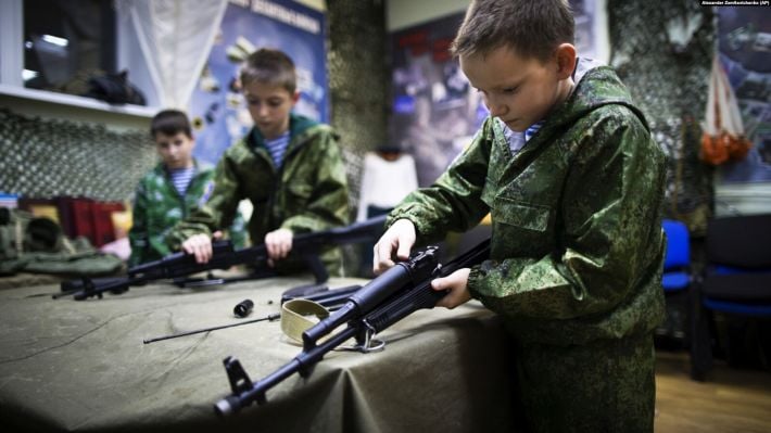 Из украинских детей в оккупированном Мелитополе россияне воспитывают следующее поколение российской армии (видео)