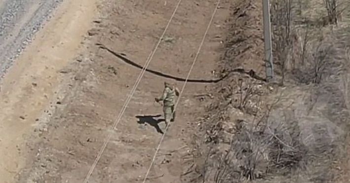 Бігав від дронів на мелітопольському напрямі – підбитому вояку загрожують розправою за скарги сестри (фото)