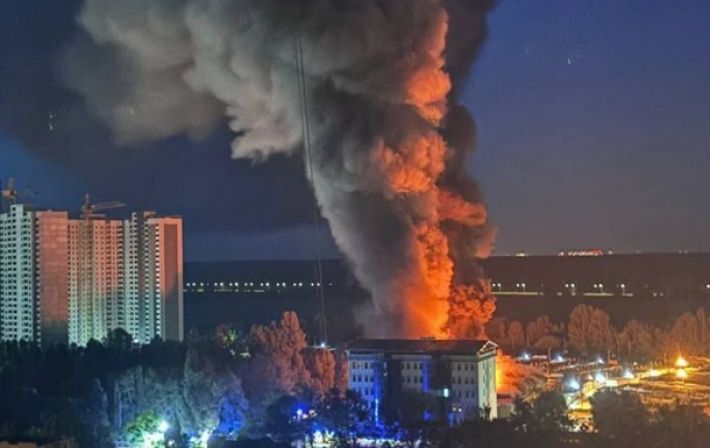 В Киеве на Троещине вспыхнул сильный пожар