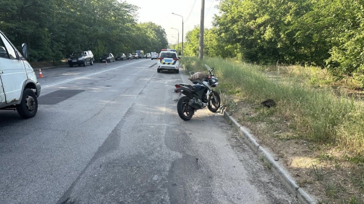 В Запорожье мотоциклист сбил двух женщин (фото)