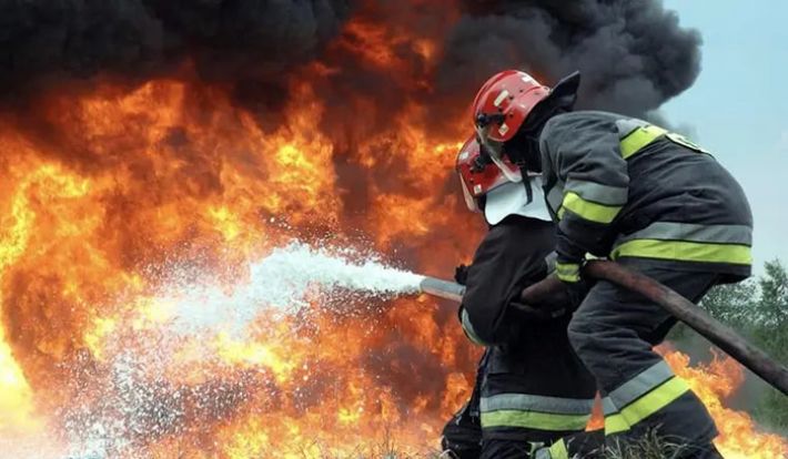В результате падения обломков вражеских беспилотников возникли пожары в Запорожье и области