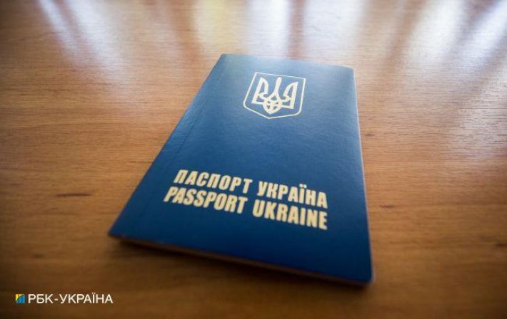 Мужчинам за границей не будут выдавать паспорта без военных документов: решение Кабмина