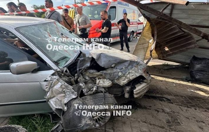 В Одессе автомобиль врезался в людей на переходе