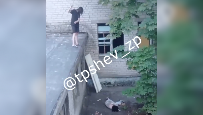 В одном из районов Запорожья девочка во время ссоры сбросила со второго этажа подругу (видео)