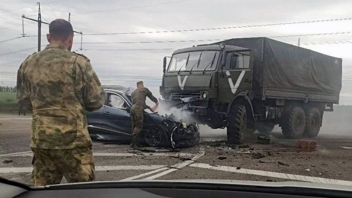 На трассе под Мелитополем российские военные на грузовике раздавили легковушку