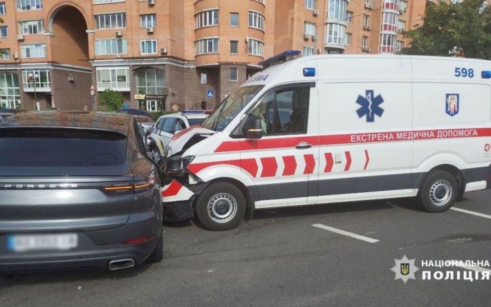 У Києві сталася ДТП зі швидкою: постраждала вагітна жінка (фото)