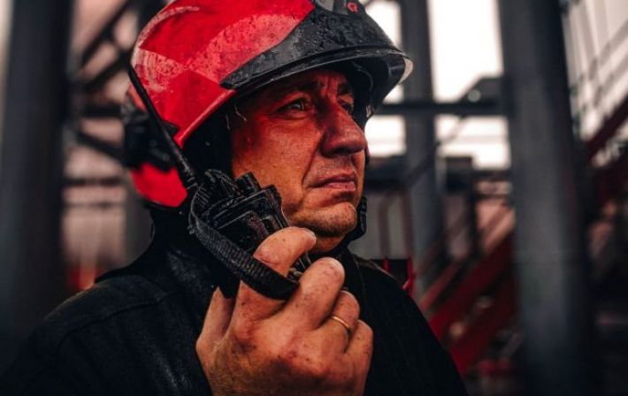 В Київській області вже третю добу гасять пожежу на підприємстві через атаку РФ