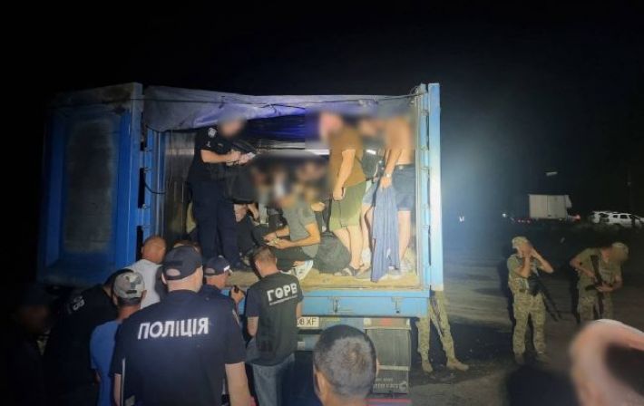 Новий антирекорд. На кордоні з Молдовою затримали фуру з 40 чоловіками у причепі