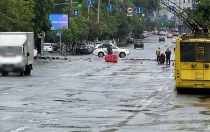 Київ накрила потужна злива: затоплено ТЦ, проспекти, на дорогах затори (відео)