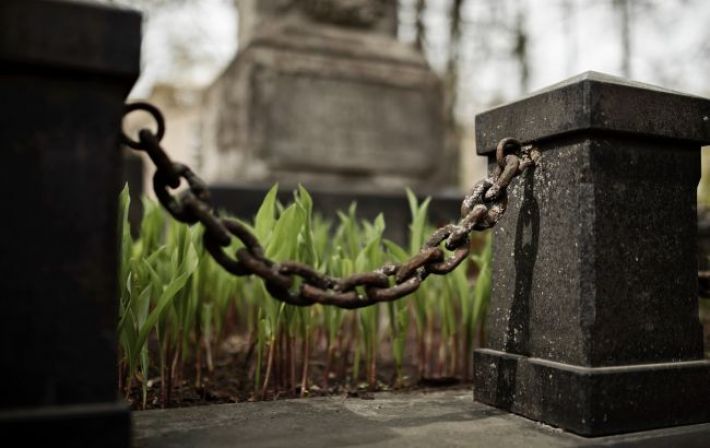 У Києві невідомі вчинили розгром на могилах 