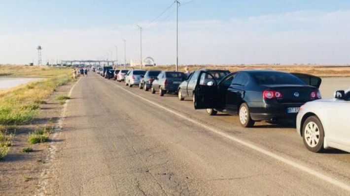 На въезде в Крым огромные пробки – мелитопольцы готовятся провести в очереди весь день (видео)