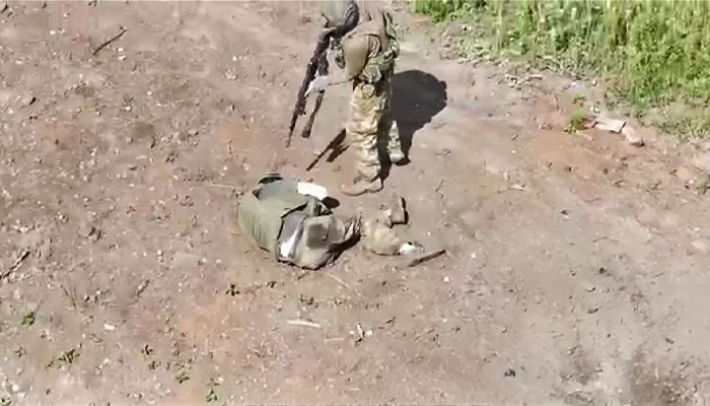 На Запорожском направлении оккупант добил своего побратима после точного попадания от ВСУ (видео)