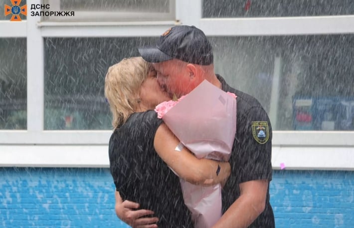 В Запоріжжі під час тактичних навчань рятувальник освідчився своїй коханій (фото)
