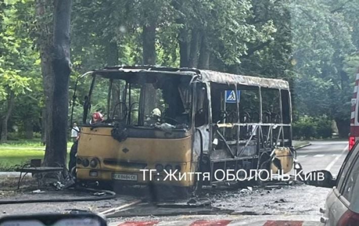 В Киеве сгорел маршрутный микроавтобус