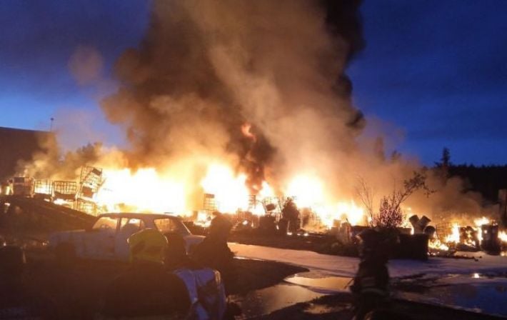 В Нижнем Новгороде произошел мощный пожар на складе, сообщают о взрывах