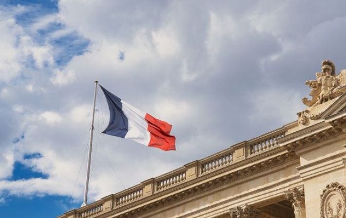 Во Франции начались досрочные выборы, где могут победить ультраправые