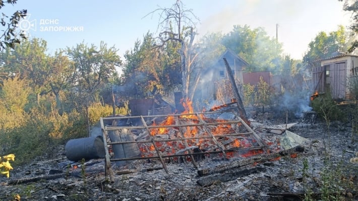 В Запорожский области спасатели уничтожили кассетный элемент от РСЗО и потушили 8 пожаров