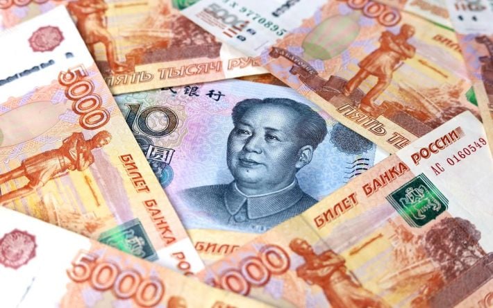 Курс рубля порахувати неможливо: мелітопольцям доведеться зберігати заощадження у юанях
