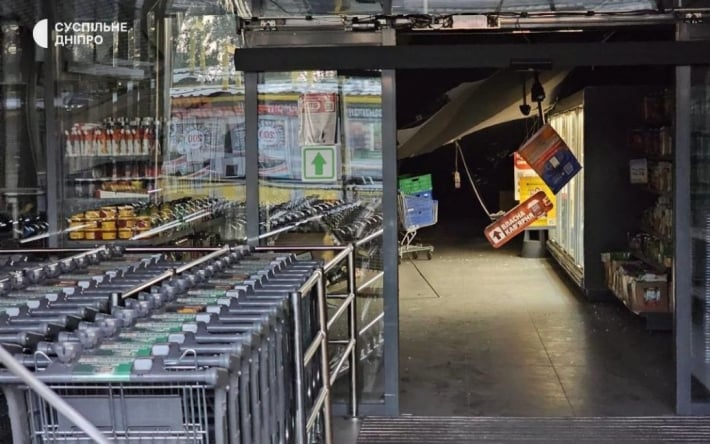 Ракетная атака на Днепр: поврежден супермаркет и близлежащие магазины (фото)