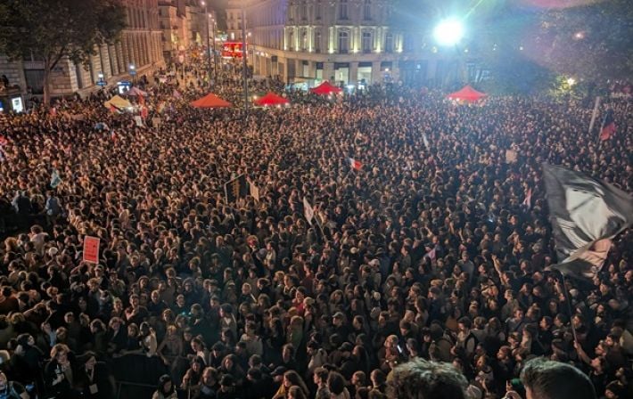 Во Франции ночью прошли стихийные протесты против победы партии Ле Пен