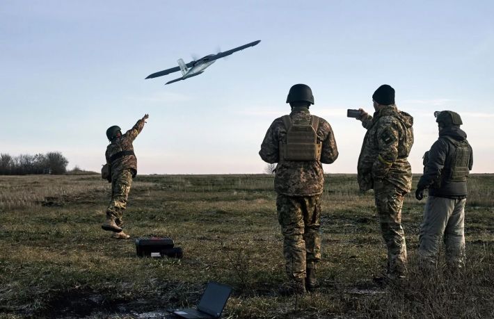 На Мелитопольском направлении 65 бригада ВСУ с помощью FPV-дрона взорвала тепловоз россиян с топливом (видео)