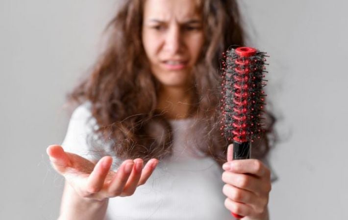 7 неочікуваних речей, які можуть спричинити різке випадання волосся