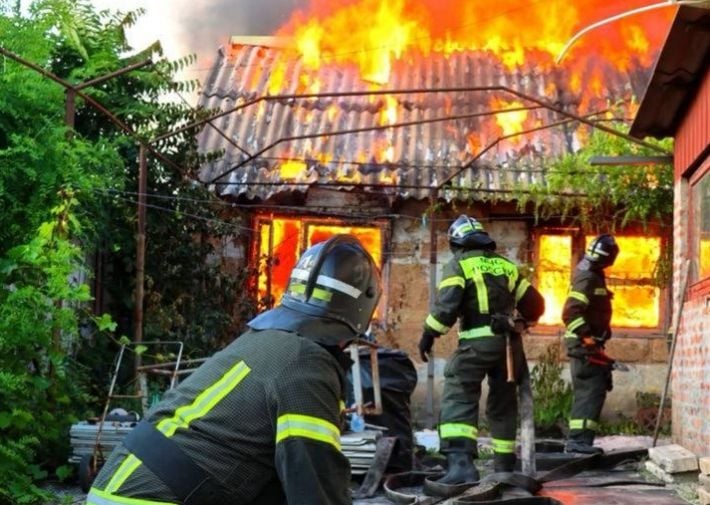 В Мелитополе сгорел частный дом - не исключен поджог (фото)